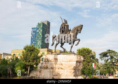 Reiterstatue von Georges Kastrioti (1405–1468), bekannt als Skanderbeg, Skanderbeg-Platz (Sheshi Skeenderbej), Tirana Centre, Albanien Stockfoto