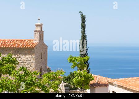 St. Athanassios Kirche in Dhermi, Dorf an der Ionischen Küste, das an die Ceraunianischen Berge anlehnt, Albanien, Europa Stockfoto