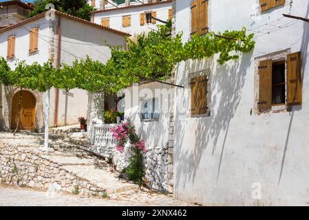 Vuno, Dorf an der Ionischen Küste unterhalb der Ceraunischen Berge, Vuno, Albanien, Europa Stockfoto