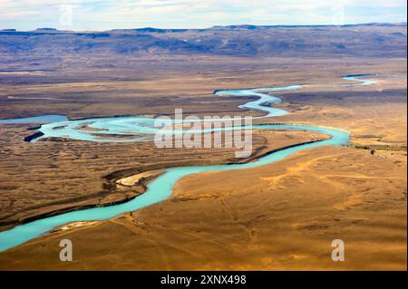 Aus der Vogelperspektive des Santa Cruz River rund um El Calafate, Patagonien, Argentinien, Südamerika Stockfoto