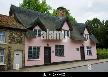 Ein Reetdachhaus in der mittelalterlichen Wollstadt mit Fachwerkhäusern aus dem 15. Jahrhundert, Lavenham, Suffolk, England, Vereinigtes Königreich Stockfoto