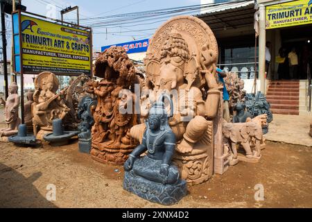 Statuen von hinduistischen Gottheiten vor einem Straßenhändler in Bhubaneswar, Odisha, Indien, Asien Stockfoto