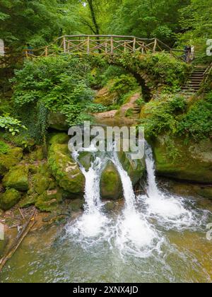 Ein malerischer Wasserfall umgeben von üppigem Grün und moosbedeckten Felsen im Wald, aus der Vogelperspektive, Wasserfall Schiessentuempel, Scheissendempel Stockfoto