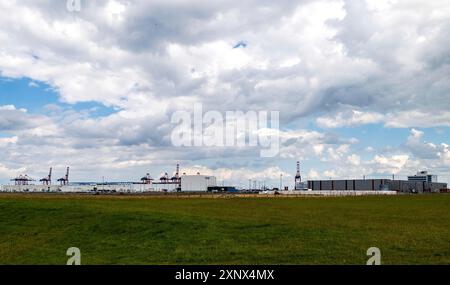 Logistikeinrichtungen und Heckkräne am EUROGATE Containerterminal, JadeWeserPort, Jade-Weser-Port, Wilhelmshaven, Niedersachsen, Deutschland Stockfoto