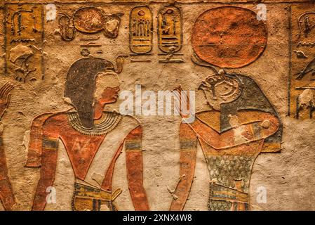 Relief von Pharao links und ägyptischem Gott Ra, Grab von Ramses III., KV11, Tal der Könige, altes Theben, UNESCO, Luxor, Ägypten Stockfoto