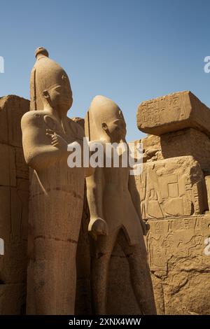 Statue von Thutmose III. Links und Amenhotep II., 8. Pylon, Karnak Tempelkomplex, UNESCO-Weltkulturerbe, Luxor, Ägypten, Nordafrika, Afrika Stockfoto