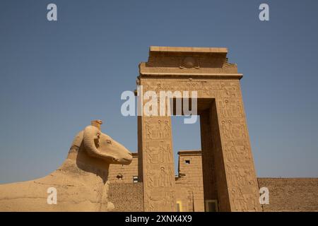 Tor zum Tempel des Khonsu, Sphinx mit RAM-Kopf im Vordergrund, Karnak Tempelkomplex, UNESCO-Weltkulturerbe, Luxor, Ägypten, Nordafrika, Afrika Stockfoto