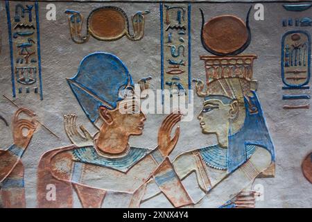 Bild des Pharaos links, Bas Relief, Grab des Prinzen Amenherkhepshef (Amenkopshef), QV55, Tal der Königinnen, altes Theben, UNESCO, Luxor, Ägypten Stockfoto