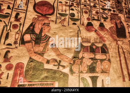 Bild der Göttin Hathor links und Nefertari, Gemälde und Relief, Grab von Nefertari, QV66, Tal der Königinnen, altes Theben, UNESCO, Luxor Stockfoto