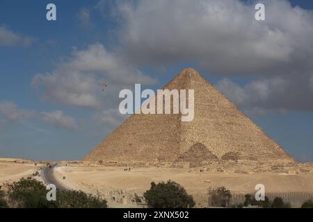 Motorisierter Gleitschirmflieger, Khufu-Pyramide (Cheops), Pyramidenkomplex von Gizeh, UNESCO-Weltkulturerbe, Gizeh, Ägypten, Nordafrika, Afrika Stockfoto