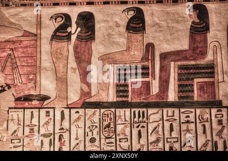 Hieroglyphen, Gemälde und Relief, Grab von Nefertari, QV66, Tal der Königinnen, altes Theben, UNESCO-Weltkulturerbe, Luxor, Ägypten Stockfoto