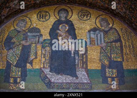 Mosaik, Kaiser Justinian links, die Jungfrau und das Kind im Zentrum, Kaiser Konstantin rechts, Orea Porta (Vestibulentor), Hagia Sophia große Moschee, 537 n. Chr., UNESCO, Sultanahmet, Istanbul, Türkei Stockfoto