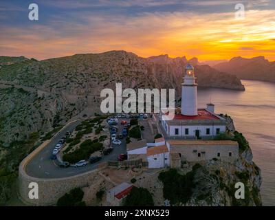 Luftaufnahme des Leuchtturms am Cap Formentor bei Sonnenuntergang, Mallorca, Balearen, Spanien, Mittelmeer, Europa Stockfoto