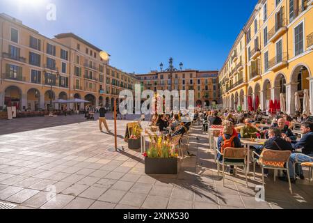 Blick auf Menschen, die im Freien essen, in Placa Mayor, Palma de Mallorca, Mallorca, Balearen, Spanien, Mittelmeerraum, Europa Stockfoto