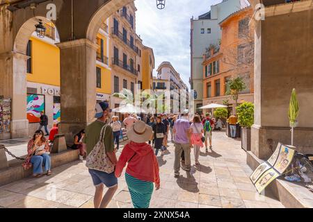 Blick auf die Straßenszene in der Nähe von Placa Mayor, Palma de Mallorca, Mallorca, Balearen, Spanien, Mittelmeerraum, Europa Stockfoto