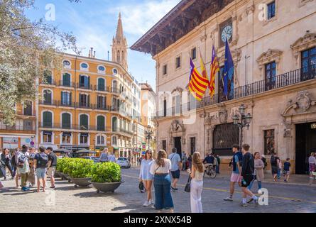 Blick auf das Rathaus in Placa de Cort, Palma de Mallorca, Mallorca, Balearen, Spanien, Mittelmeerraum, Europa Stockfoto