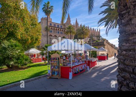 Blick auf die Kathedrale Santa Maria de Mallorca von Passeig Maritime, Palma de Mallorca, Mallorca, Balearen, Spanien, Mittelmeer Stockfoto