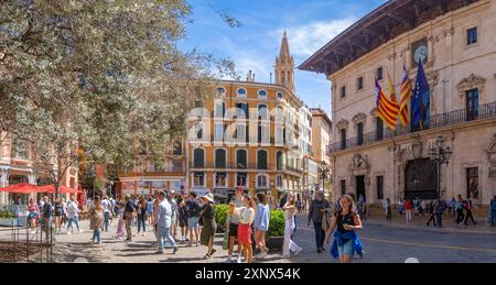 Blick auf das Rathaus in Placa de Cort, Palma de Mallorca, Mallorca, Balearen, Spanien, Mittelmeerraum, Europa Stockfoto