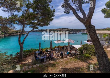 Blick auf die Landzunge vom Restaurant in Parc de Portocristo, Porto Cristo, Mallorca, Balearen, Spanien, Mittelmeerraum, Europa Stockfoto