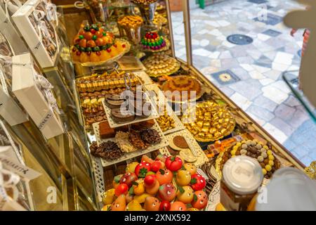 Blick auf Süßwaren und Schokolade im Fenster des Schokoladengeschäfts La Pajarita-Bomboneria in Palma, Palma de Mallorca, Mallorca, Balearen, Spanien Stockfoto