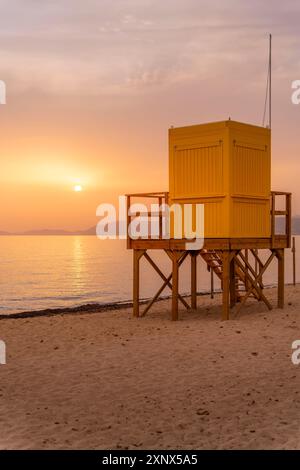 Blick auf den Wachtturm am Playa de Palma bei Sonnenuntergang, S'Arenal, Palma, Mallorca, Balearen, Spanien, Mittelmeer, Europa Stockfoto