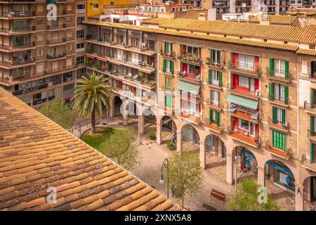 Blick auf Straße und Dächer von erhöhter Position, Palma de Mallorca, Mallorca, Balearen, Spanien, Mittelmeerraum, Europa Stockfoto