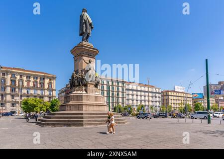 Blick auf die Giuseppe Garibaldi Statue auf der Piazza Garibaldi, Neapel, Kampanien, Italien, Europa Stockfoto