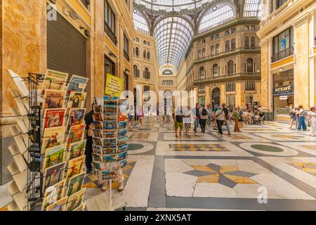 Blick auf das Innere der Galleria Umberto I, das historische Zentrum, das UNESCO-Weltkulturerbe, Neapel, Kampanien, Italien, Europa Stockfoto