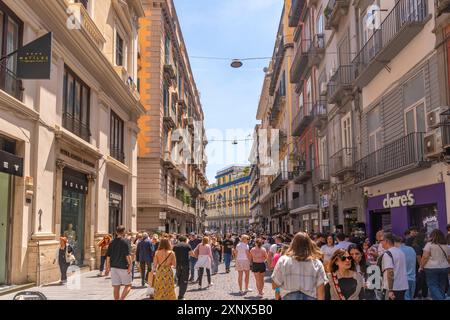 Blick auf Architektur und Geschäfte auf der Via Toledo, Neapel, Kampanien, Italien, Europa Stockfoto