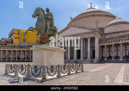 Blick auf die Statue von Carlo di Borbone auf der Piazza del Plebiscito, historisches Zentrum, UNESCO-Weltkulturerbe, Neapel, Kampanien, Italien, Europa Stockfoto