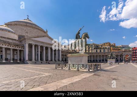 Blick auf die Statue des Pferdes von Ferdinando I auf der Piazza del Plebiscito, historisches Zentrum, UNESCO-Weltkulturerbe, Neapel, Kampanien, Italien, Europa Stockfoto