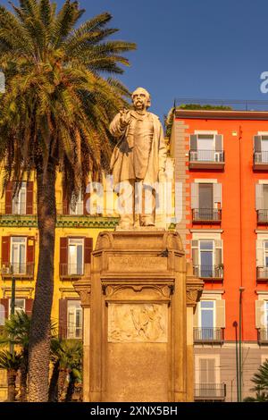 Blick auf Nicola Amore Statue und farbenfrohe Architektur auf der Piazza della Vittoria, Neapel, Kampanien, Italien, Europa Stockfoto