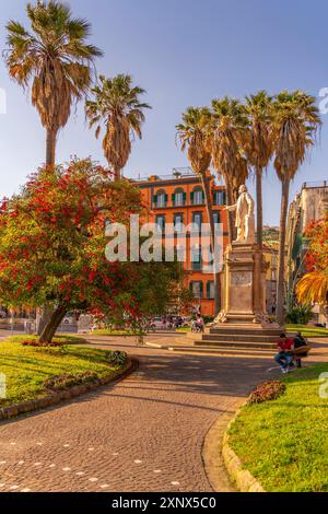 Blick auf Nicola Amore Statue und farbenfrohe Architektur auf der Piazza della Vittoria, Neapel, Kampanien, Italien, Europa Stockfoto