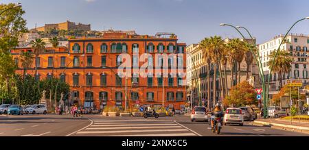 Blick auf das Schloss Sant'Elmo und die Architektur auf der Piazza della Vittoria, Neapel, Kampanien, Italien, Europa Stockfoto