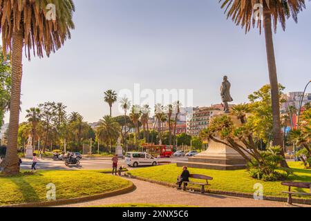 Blick auf die Statue von Giovanni Nicotera und die farbenfrohe Architektur auf der Piazza della Vittoria, Neapel, Kampanien, Italien, Europa Stockfoto