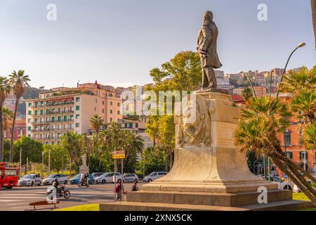 Blick auf die Statue von Giovanni Nicotera und die farbenfrohe Architektur auf der Piazza della Vittoria, Neapel, Kampanien, Italien, Europa Stockfoto