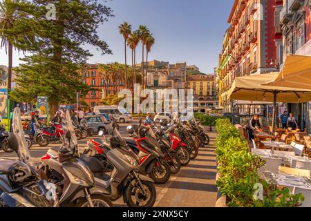 Blick auf Motorräder, Restaurant und farbenfrohe Architektur auf der Piazza della Vittoria, Neapel, Kampanien, Italien, Europa Stockfoto