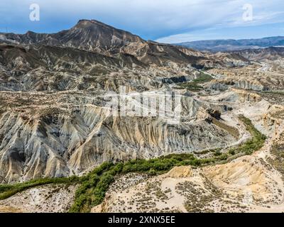 Karge Berghänge und Täler mit schroffer, trockener Landschaft, Blick aus der Vogelperspektive, Tabernas-Wüste, Desierto de Tabernas, Tabernas, Almeria, Andalusien, Spanien Stockfoto
