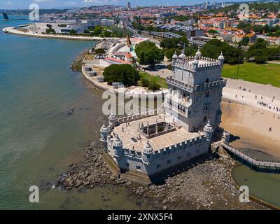 Historischer Turm an der Küste mit Stadt im Hintergrund und blauem Wasser im Vordergrund, Luftaufnahme, Torre de Belem, Weltkulturerbe, Belem Stockfoto