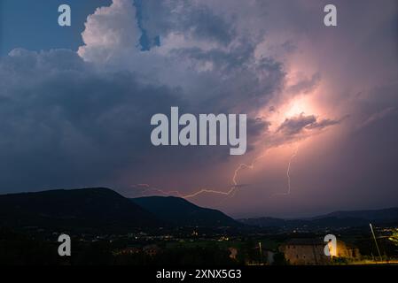 Sturmwolke mit Blitz über den Bergen in der Nähe des Gardasees, Italien Stockfoto