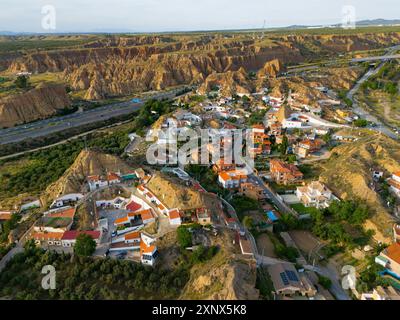 Aus der Vogelperspektive auf ein Dorf in einer hügeligen Landschaft mit traditionellen Häusern und zerklüfteten Felsen, aus der Vogelperspektive, Höhlenhotel, Cuevas Pedro Antonio de Alarcon Stockfoto