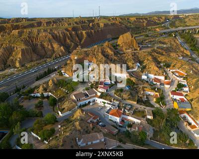 Aus der Vogelperspektive eines Wohnsitzes in einer felsigen, hügeligen Umgebung mit Höhlenhäusern und Straßen, aus der Vogelperspektive, Höhlenhotel, Cuevas Pedro Antonio de Alarcon Stockfoto