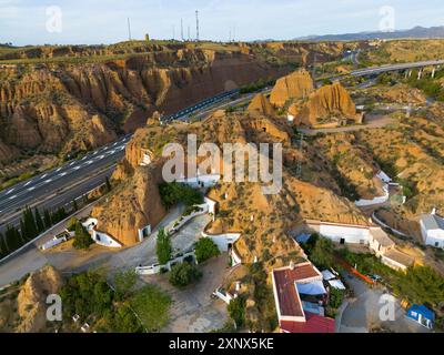 Aus der Vogelperspektive auf eine felsige Landschaft mit Höhlenhäusern, Straßen und Vegetation, aus der Vogelperspektive, Höhlenhotel, Cuevas Pedro Antonio de Alarcon, Guadix, Granada Stockfoto