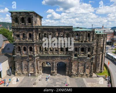 Historische Architektur mit detailliertem Mauerwerk, Porta Nigra in Deutschland bei sonnigem Sommerwetter, Blick aus der Luft, Porta Nigra, Schwarzes Tor, römisches Stadttor Stockfoto