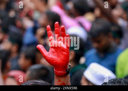 Dhaka, Bangladesch. August 2024. Bangladeschische Studenten, Lehrer, Eltern, Künstler, Vertreter der Zivilgesellschaft und Führer verschiedener Studentenorganisationen nehmen am 2. August 2024 in Dhaka, Bangladesch, an einer Massendemonstration Teil. Tausende von Menschen nahmen an einer landesweiten Gebet- und Studentenprozession Teil, um gegen das "Massaker und Massenverhaftungen" zu protestieren, nachdem die Quotenreformbewegung kürzlich Proteste durchgeführt hatte, die Reformen des staatlichen Arbeitsplatzquotensystems fordert. Die Behörden in Bangladesch haben eine schrittweise Lockerung einer Ausgangssperre angekündigt, die am 20. Juli nach dem Ausbruch von Gewalt in Dhaka und anderen Ländern verhängt wurde Stockfoto