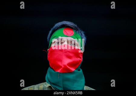 Dhaka, Bangladesch. August 2024. Bangladeschische Studenten, Lehrer, Eltern, Künstler, Vertreter der Zivilgesellschaft und Führer verschiedener Studentenorganisationen nehmen am 2. August 2024 in Dhaka, Bangladesch, an einer Massendemonstration Teil. Tausende von Menschen nahmen an einer landesweiten Gebet- und Studentenprozession Teil, um gegen das "Massaker und Massenverhaftungen" zu protestieren, nachdem die Quotenreformbewegung kürzlich Proteste durchgeführt hatte, die Reformen des staatlichen Arbeitsplatzquotensystems fordert. Die Behörden in Bangladesch haben eine schrittweise Lockerung einer Ausgangssperre angekündigt, die am 20. Juli nach dem Ausbruch von Gewalt in Dhaka und anderen Ländern verhängt wurde Stockfoto