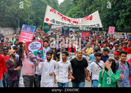 Dhaka, Bangladesch. August 2024. Bangladeschische Studenten, Lehrer, Eltern, Künstler, Vertreter der Zivilgesellschaft und Führer verschiedener Studentenorganisationen nehmen am 2. August 2024 in Dhaka, Bangladesch, an einer Massendemonstration Teil. Tausende von Menschen nahmen an einer landesweiten Gebet- und Studentenprozession Teil, um gegen das "Massaker und Massenverhaftungen" zu protestieren, nachdem die Quotenreformbewegung kürzlich Proteste durchgeführt hatte, die Reformen des staatlichen Arbeitsplatzquotensystems fordert. Die Behörden in Bangladesch haben eine schrittweise Lockerung einer Ausgangssperre angekündigt, die am 20. Juli nach dem Ausbruch von Gewalt in Dhaka und anderen Ländern verhängt wurde Stockfoto