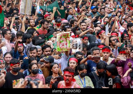 Dhaka, Bangladesch. August 2024. Bangladeschische Studenten, Lehrer, Eltern, Künstler, Vertreter der Zivilgesellschaft und Führer verschiedener Studentenorganisationen nehmen am 2. August 2024 in Dhaka, Bangladesch, an einer Massendemonstration Teil. Tausende von Menschen nahmen an einer landesweiten Gebet- und Studentenprozession Teil, um gegen das "Massaker und Massenverhaftungen" zu protestieren, nachdem die Quotenreformbewegung kürzlich Proteste durchgeführt hatte, die Reformen des staatlichen Arbeitsplatzquotensystems fordert. Die Behörden in Bangladesch haben eine schrittweise Lockerung einer Ausgangssperre angekündigt, die am 20. Juli nach dem Ausbruch von Gewalt in Dhaka und anderen Ländern verhängt wurde Stockfoto