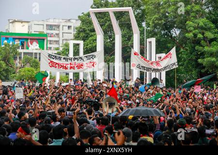 Dhaka, Bangladesch. August 2024. Bangladeschische Studenten, Lehrer, Eltern, Künstler, Vertreter der Zivilgesellschaft und Führer verschiedener Studentenorganisationen nehmen am 2. August 2024 in Dhaka, Bangladesch, an einer Massendemonstration Teil. Tausende von Menschen nahmen an einer landesweiten Gebet- und Studentenprozession Teil, um gegen das "Massaker und Massenverhaftungen" zu protestieren, nachdem die Quotenreformbewegung kürzlich Proteste durchgeführt hatte, die Reformen des staatlichen Arbeitsplatzquotensystems fordert. Die Behörden in Bangladesch haben eine schrittweise Lockerung einer Ausgangssperre angekündigt, die am 20. Juli nach dem Ausbruch von Gewalt in Dhaka und anderen Ländern verhängt wurde Stockfoto