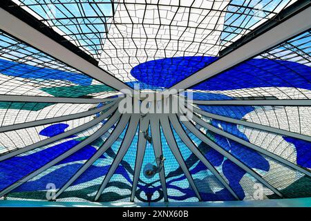 Engel hängen von der Buntglasdecke, die römische Kathedrale von Brasilia oder die Metropolitan Cathedral of Our Lieben Frau von Aparecida, entworfen von Oscar Stockfoto